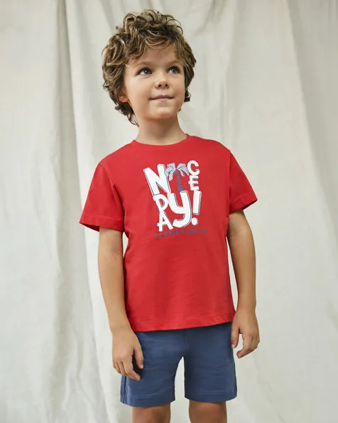 Completo in cotone composto da due t-shirt bianca e rossa a maniche corte e un bermuda blu 3-7 anni