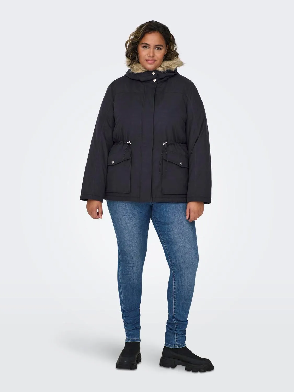 Parka curvy con cappuccio