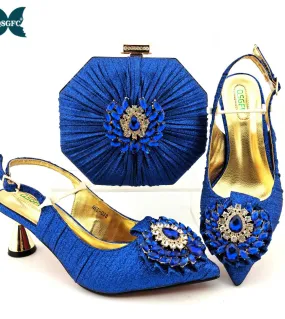 Scarpe e borsa da donna di design italiano di vendita calda decorate con cristalli colorati in colore blu reale per pu