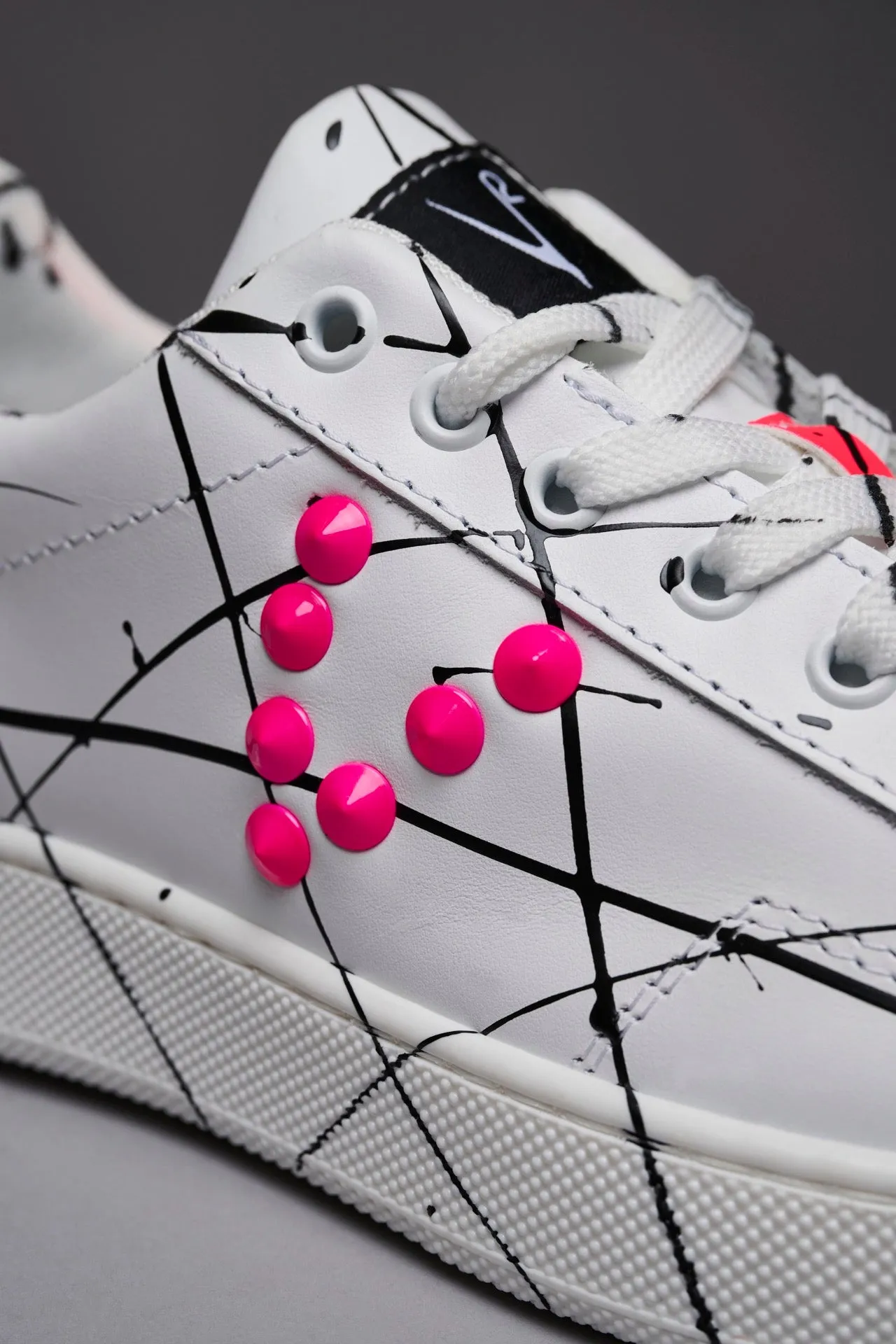 SIERRA - Sneakers a suola bassa Bianca con retro e borchie Rosa Fluo e schizzi di vernice